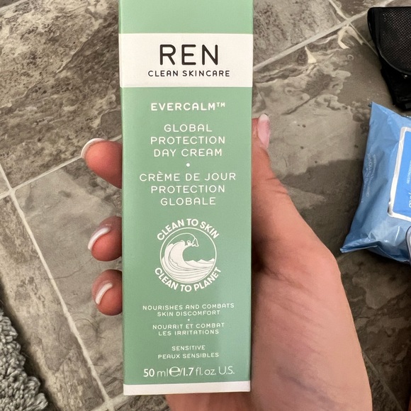 REN Clean Skincare Evercalm Global Protection Day Cream - Picture 1 of 3